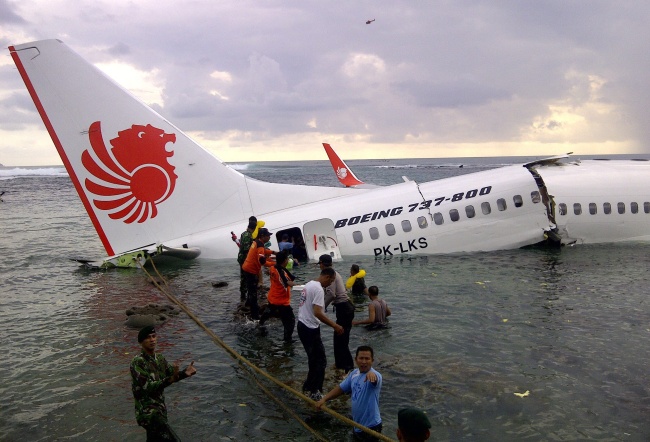 Todos los pasajeros y la tripulación sobrevivieron al accidente del avión, aunque una decena de viajeros fueron atendidos en el hospital general de Bali por heridas leves causadas por golpes o cortes. (EFE)
