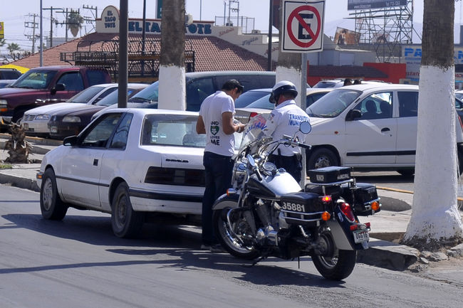 El artículo 118. Los elementos de Tránsito y Vialidad aplican la mayoría de las multas porque el conductor maneja sin precaución.
