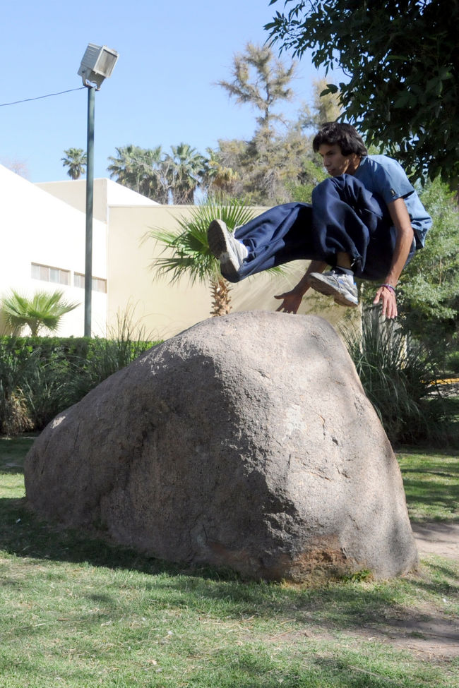 Saltar obstáculos. Los jóvenes que practican este deporte saltan toda clase de objetos en su camino, incluyendo rocas.