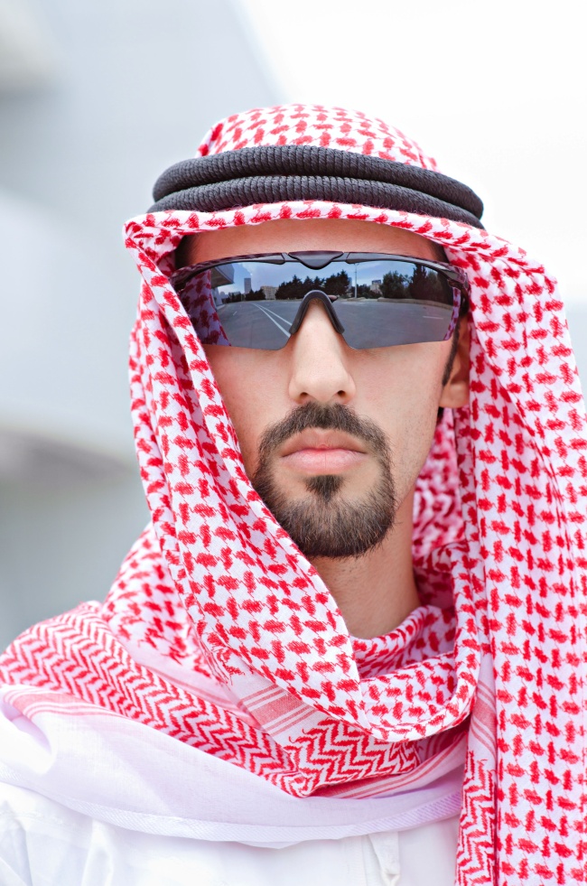 Deportan a tres hombres en Arabia Saudita por ser 'muy guapos'
