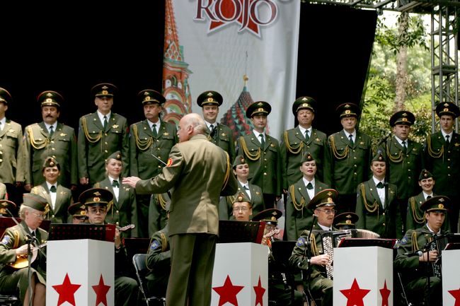 Además. Bajo la batuta de Oleg Neklyudov, el Ejército Rojo tiene un repertorio de más de 200 interpretaciones vocales, con música. 