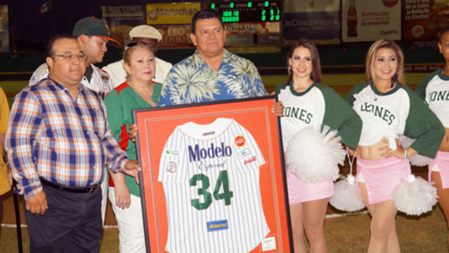 Presentan los Leones de Yucatán a Fernando Valenzuela Jr.