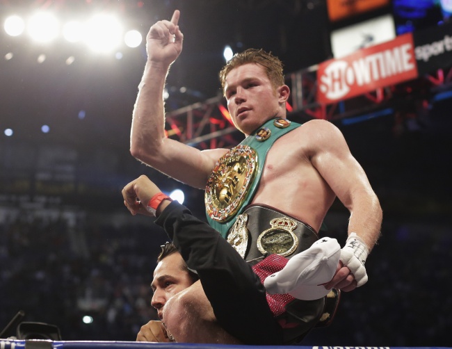 “Canelo” venció a Austin Trout y unificó los títulos superwelter. (AP)