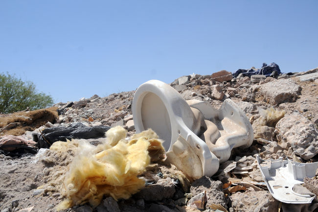 Tiraderos. La presencia de escombro y basura en lotes baldíos es un grave problema ambiental en la Comarca Lagunera.