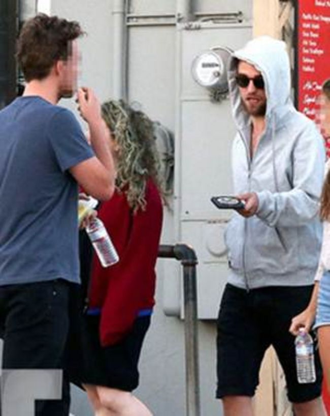 Robert Pattinson disfrutó de la compañía de sus amigos.