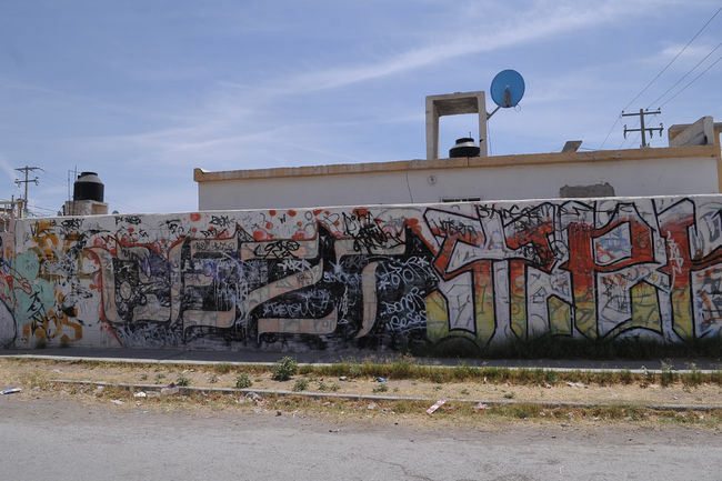 Grafiti. La mayoría de las paredes de la colonia lucen tapizadas de grafiti.