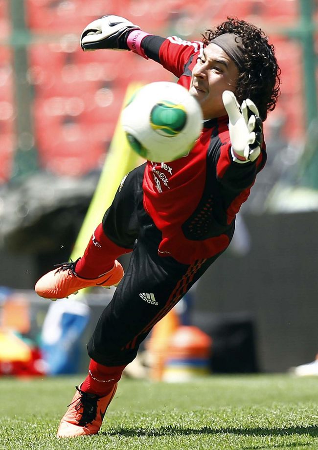 Ochoa ayudó con sus atajadas para que los Osos regresaran a la victoria. Detiene Guillermo Ochoa un penal en el triunfo de Ajaccio