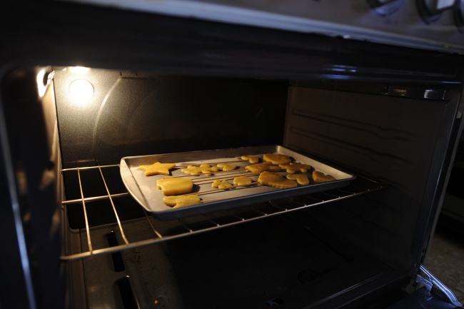 POCO antes de meter las galletas al horno se les coloca
el palito de madera.