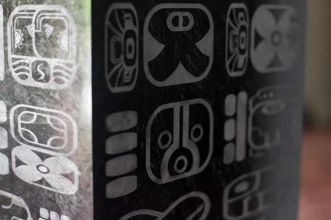 La 'cápsula del tiempo' guatemalteca se inspirada en los mensajes cosmogónicos de los mayas y por eso en la rueda, también de mármol, en la que se instaló están materializados los 20 nahuales que significa un winaq (calendario de 20 días). (EFE)
