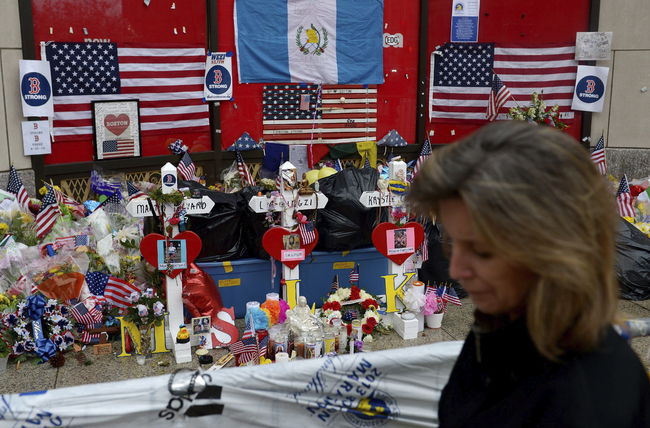 EU. Una mujer camina junto al memorial de la ciudadana china Lu Lingzi, una de las víctimas de los atentados de Boston.