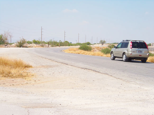 No hay señalamientos. Luego del entronque entre la antigua carretera a San Pedro y el ejido Paso del Águila se observan caminos rurales sin alumbrado, señalamientos o letreros para guiar a conductores.