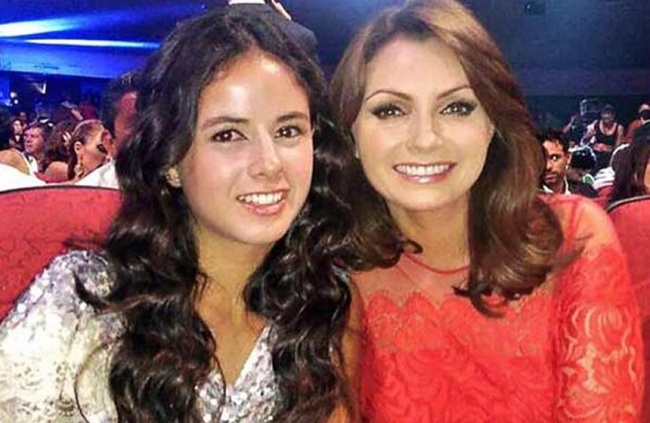 Vestida de rojo y acompañada de Nicole Peña, hija del Presidente Enrique Peña Nieto, la también actriz estuvo presente durante la ceremonia.  (TWITTER)
 
