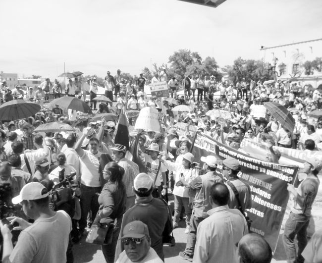 Caos. Se salió de control la organización del desfile del 1 de Mayo ante manifestación de integrantes de la CNTE y SNTE.