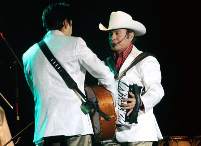La agrupación Los Tigres del Norte apadrinó la inauguración de la Escuela de Música Studio CM en Culiacán, Sinaloa.