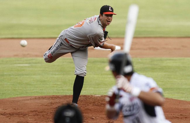 El lanzador Brian Baker, de Vaqueros Laguna, perdió el partido ayer, primero de la serie contra los Sultanes de Monterrey, antes de que se celebre el Juego de las Estrellas. (Fotografías de Cortesía)