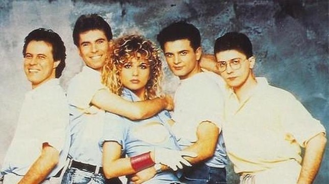'No controles', 'Voy a mil' o 'Conspiración' son algunos de los éxitos que popularizó el batería del grupo pop, del que fue miembro fundador y formó parte durante once años, hasta su disolución en 1993. (INTERNET)

