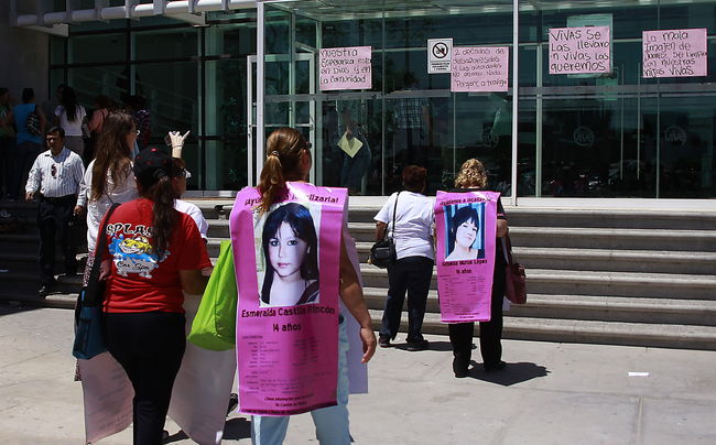 Chihuahua. Un grupo de madres de mujeres desaparecidas o asesinadas en Ciudad Juárez, comienza un plantón de 24 horas  frente a las oficinas de la Fiscalía para exigir el esclarecimiento de sus casos.