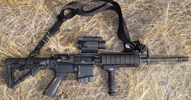 'Quieres ganar un AR-15 gratis? El congresista Steve Stockman está regalando uno!...', publicó su equipo de campaña en un tuit, mismo que cierra con la frase 'Toma esta arma antes que Obama lo haga!'. INTERNET