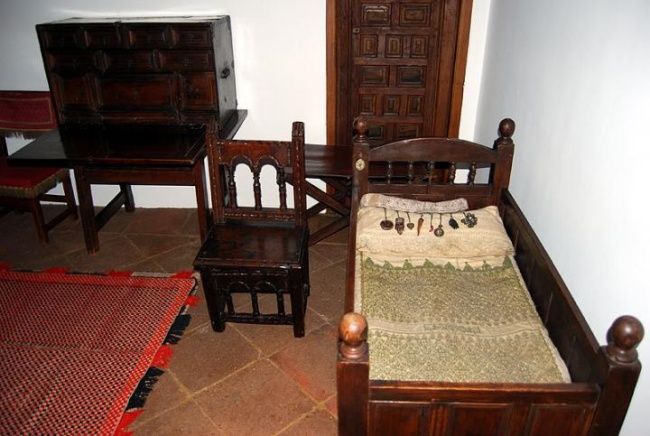 Mobiliario novohispano, bargueño, silla, cama y mesa de familia pudiente del Siglo XVII.