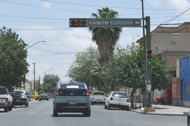 Sólo un verde. Entre la calle Ramón Corona y la avenida Ocampo está un semáforo al que le falta una luz verde.