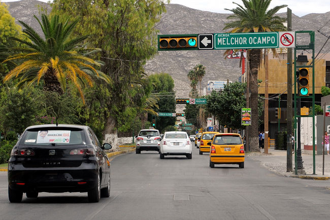 No está sincronizado. El semáforo que se ubica entre la calzada Colón y la avenida Ocampo está fuera de sincronización.