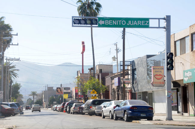 No funciona. Desde el año pasado fueron instalados semáforos entre la avenida Juárez y la calle Donato Guerra, aún no funcionan.