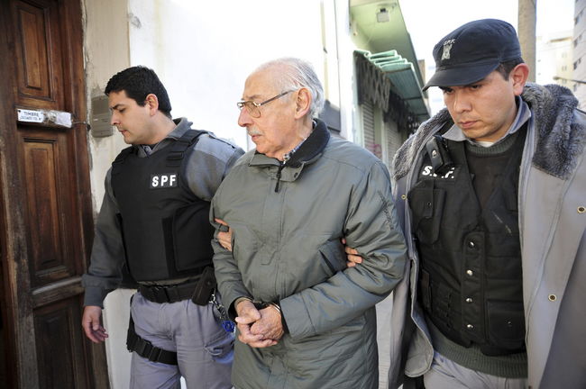 Detención. Fotografía del 17 de julio de 2012 en la que se observa al exdictador argentino Jorge Rafael Videla escoltado por la Policía.