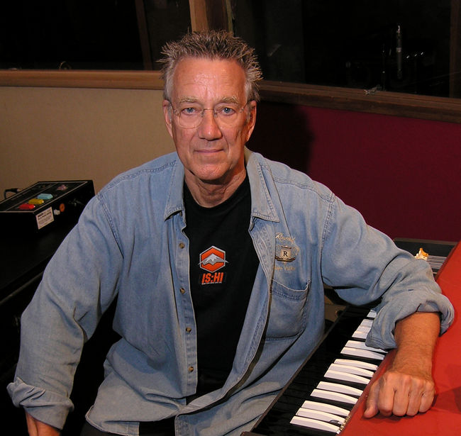 Larga trayectoria. Raymond Daniel Manzarek nació el 12 de febreo de 1939 en Chicago y además de músico fue cantante, productor, director de cine y escritor .