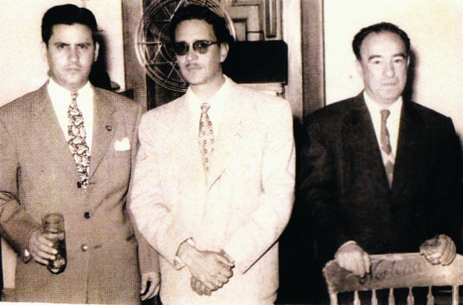 De izquierda a derecha José León Robles de la Torre, Lic. Salvador Vizcaíno Hernández y Pablo C. Moreno Vivero. Foto tomada el 16 de marzo de 1958 en la celebración del décimo aniversario de la fundación de la aduana de Torreón, Coah.