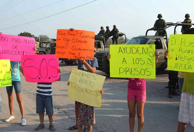Molestos. Pobladores de Buenavista, Felipe Carrillo Puerto y Tepalcatepec clamaban por no entregar sus armas, pero cedieron.