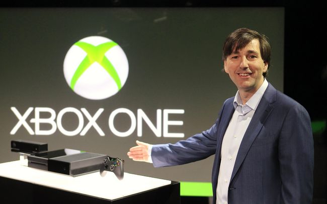 Caja. El presidente de su división de Entretenimiento de la compañía, Don Mattrick, presentando la nueva videoconsola Xbox One.