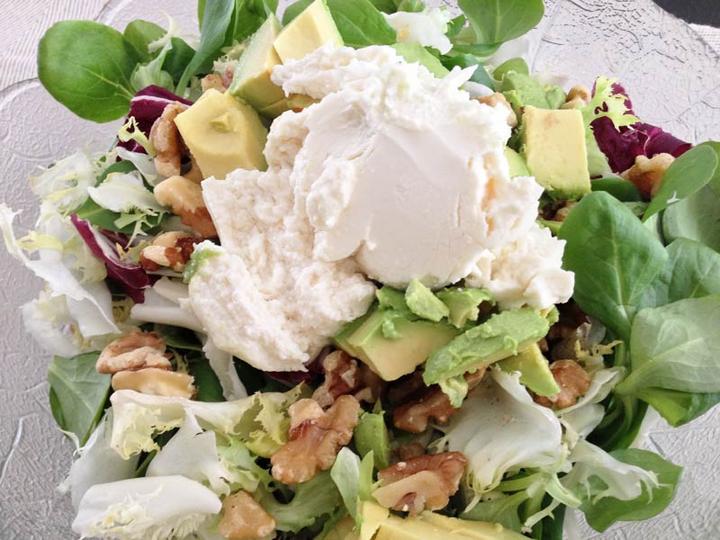 Ensalada con queso de cabra, aguacate y nueces
