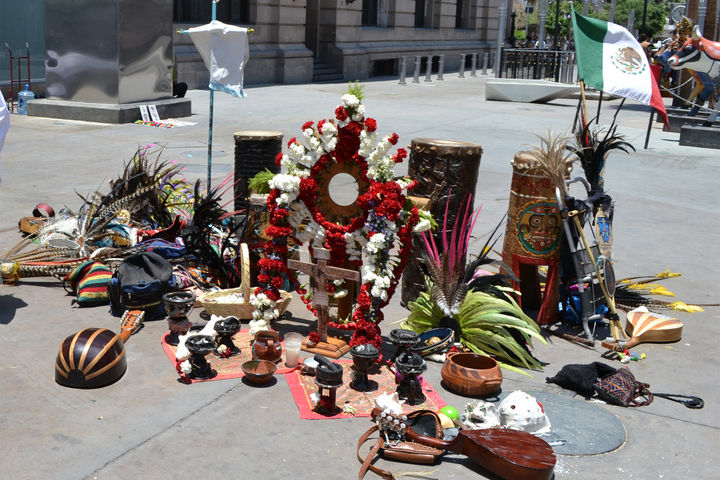 Simbolismo. En el centro del sitio de baile, ubicado sobre la calle Cepeda y casi avenida Hidalgo, se puso un pequeño altar donde se depositaron las ofrendas.
