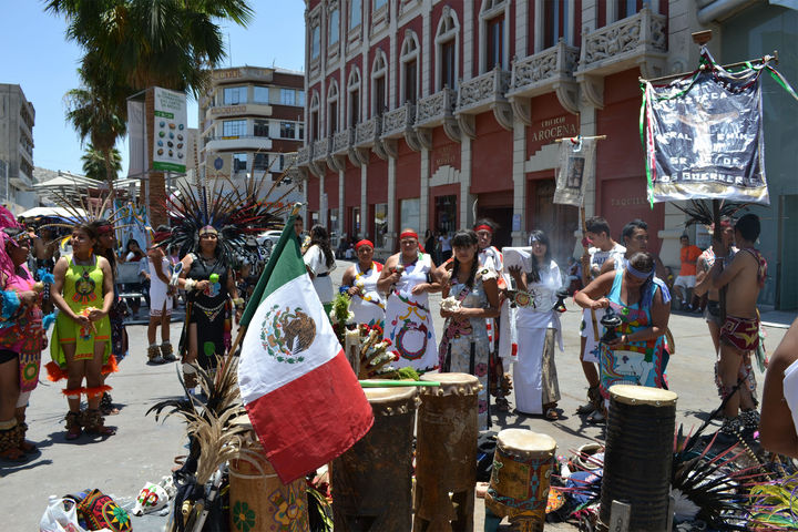 Veneración. También utilizan la bandera mexicana como símbolo de unidad entre todos los colectivos del grupo cultural.