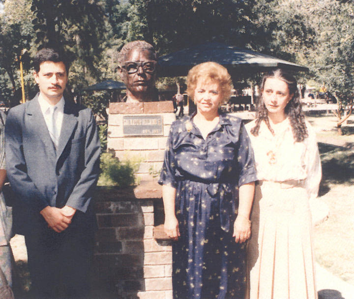 Fotografía tomada el 31 de octubre de 1987 al develarse el busto en bronce del Lic. Salvador Vizcaíno Hernández, en la Calzada de los Escritores Laguneros de  Torreón, Coah. De izquierda a derecha: Lic. Jaime Salvador Vizcaíno Pérez, Ma. del Pilar Pérez de Vizcaíno y Coral Vizcaíno Pérez.