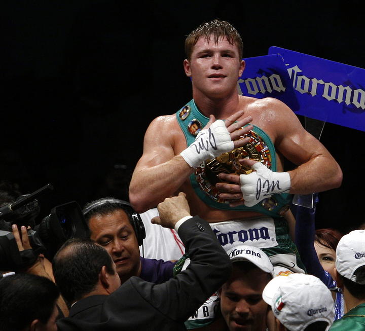 El mexicano Saúl 'Canelo' Álvarez recibió el cinturón que lo acredita como campeón superwelter de la Asociación Mundial de Boxeo (AMB).