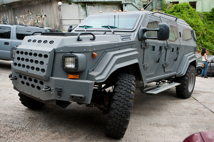 Vehículo. El camión blindado es mejor conocido como Gurkha, sólo hay tres en el país y forma parte de las flotillas de las tropas élites de las fuerzas armadas de Israel e Inglaterra. 