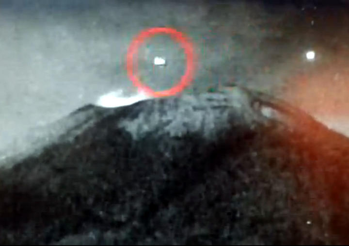 Las imágenes fueron captadas a las 20:38 horas de ayer jueves, y en ellas se puede presenciar como una luz se mueve por encima del volcán para posteriormente girar y entrar en su cráter. YOUTUBE