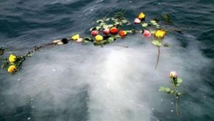 Una ola arrastró a un hombre que se encontraba echando al mar las cenizas de su esposa, y le ocasionó la muerte. INTERNET