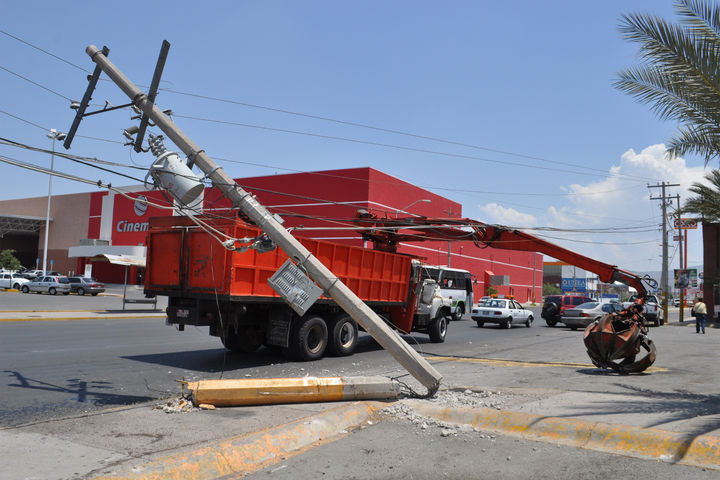 Fuerte accidente. Una falla mecánica en una grúa de grapa causó un aparatoso percance vial sobre la calzada José Vasconcelos, en los hechos, un taxista resultó con varias lesiones.