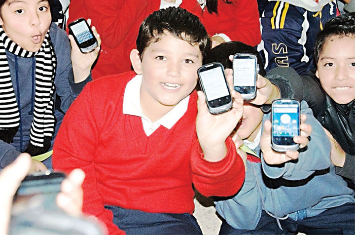 Tecnología. En un intento por mejorar la enseñanza y el aprendizaje en las aulas, se ha entregado un smartphone (teléfono inteligente) en resguardo, a alumnos de quinto de primaria.