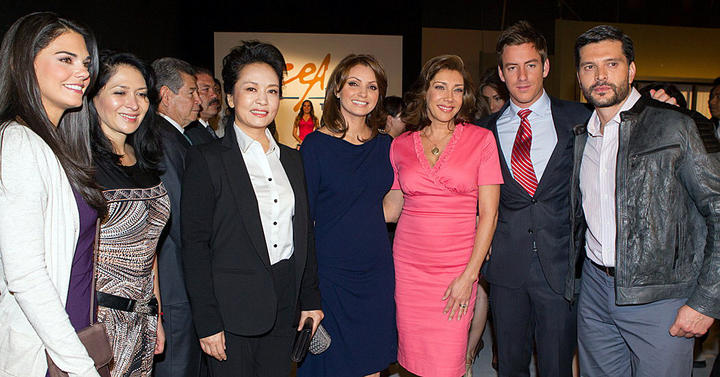 Las Primeras Damas de China y México, Peng Liyuan y Angélica Rivera, visitaron Televisa San Ángel, donde convivieron con actores. (EFE)
