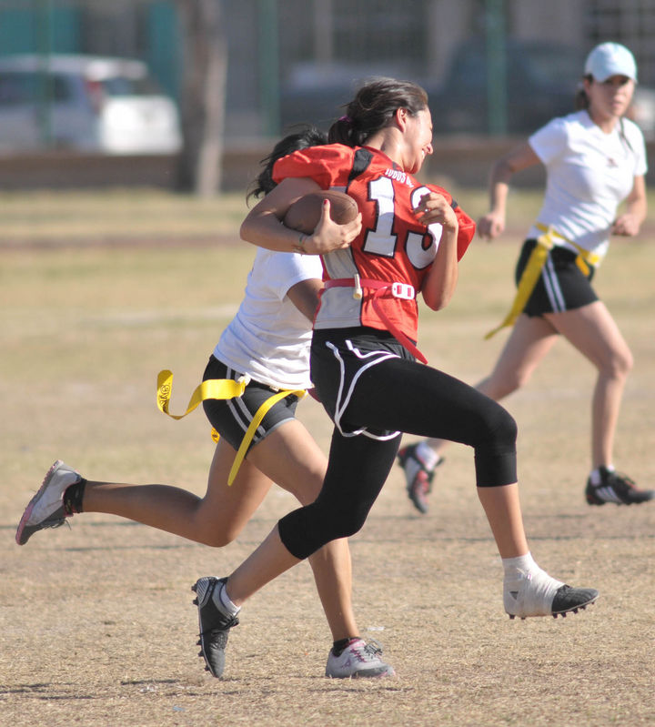 La Selección Laguna que participará en el Cuadrangular de Tochito Bandera femenil intensifica sus entrenamientos en el campo de la UVM Torreón. La selección de Tochito intensifica sus prácticas