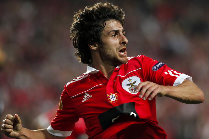 El internacional argentino Pablo Aimar anunció hoy que no renovará su contrato con el Benfica.