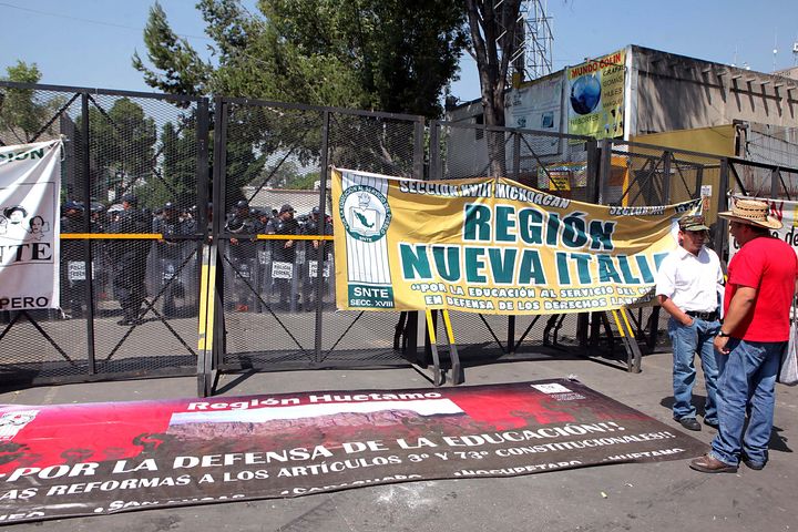 Marcha.  Integrantes de la CNTE marchan a la Secretaría de Gobernación para entregar supuestas pruebas de la venta de la prueba ENLACE.