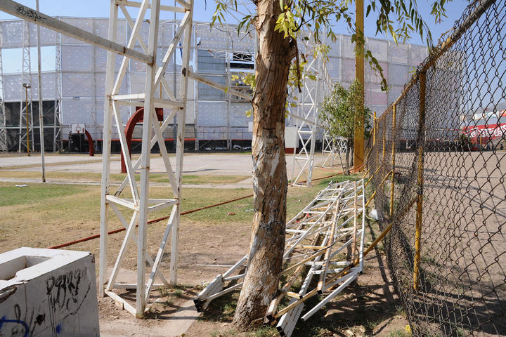 Una buena cantidad de estructuras se encuentran regadas en diferentes espacios de la Unidad Deportiva Nazario S. Ortiz Garza. 