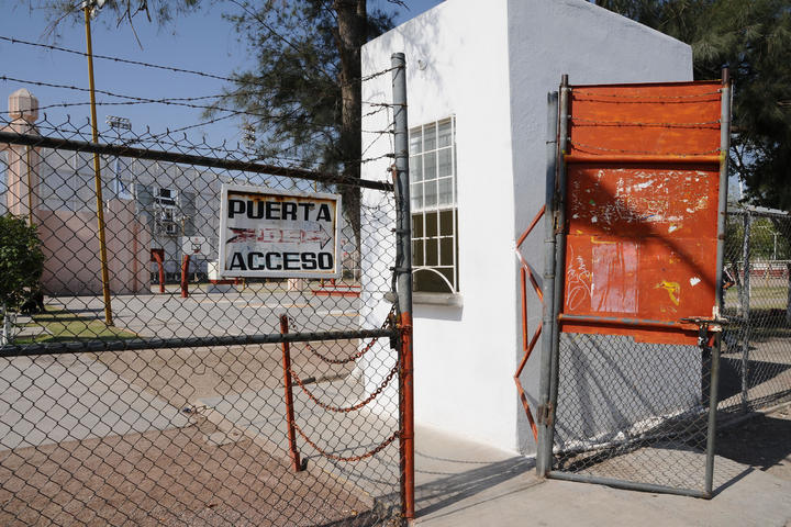 La puerta de acceso a la Unidad Deportiva Nazario S. Ortiz Garza está desnivelada y no representa seguridad alguna para el resguardo de este complejo.