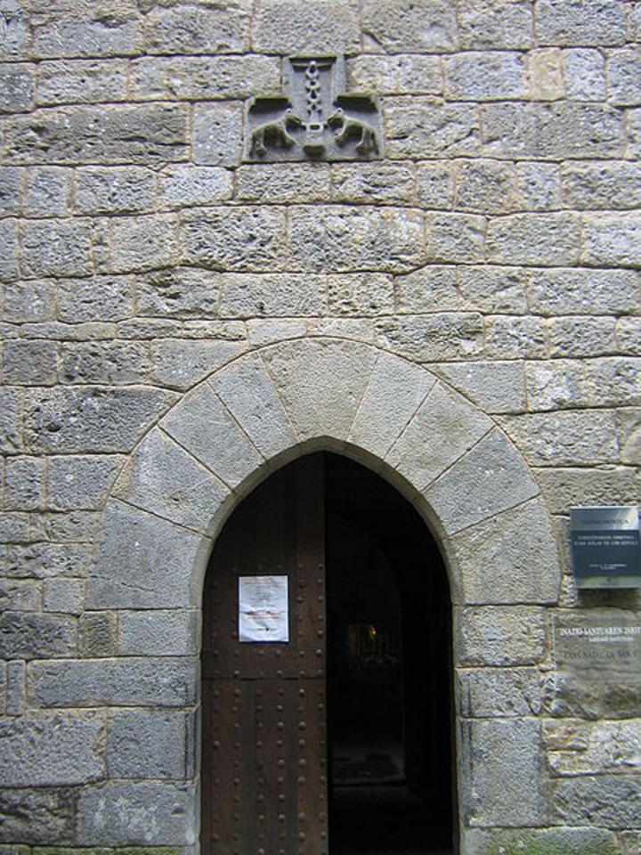 *.- Entrada a la casa de San Ignacio, en el barrio de Loyola, municipio de Azpeitia, Esp. (Wikimedia. “Santuario de Loyola”).