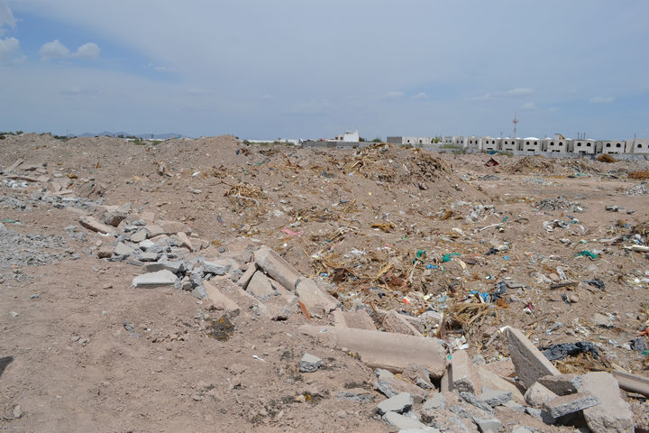 Tiraderos fuera de control. Diariamente se dejan escombros de construcciones en toda la región sobre terrenos al aire libre.