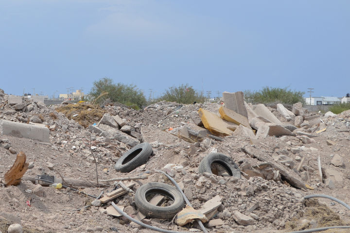 Calles llenas de desecho. Desde el año 2009 se comenzó a utilizar un terreno del bulevar Las Fuentes como depósito no oficial de escombros y residuos diversos, la cantidad de desechos fue tal que desde entonces no ha podido ser limpiado de manera completa.